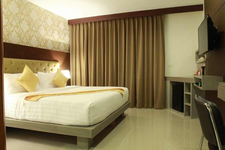 Hemingways Silk Hotel Patong Exterior foto