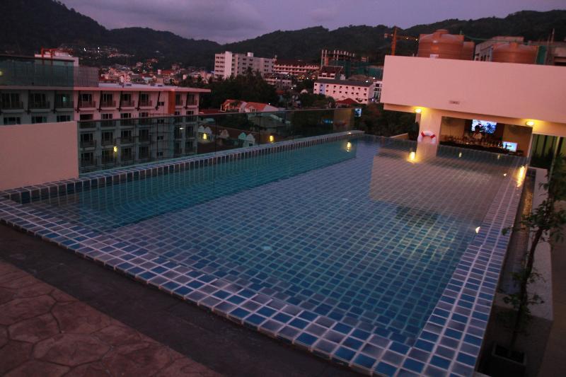 Hemingways Silk Hotel Patong Exterior foto